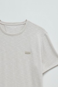 T-SHIRT MIT BRANDING