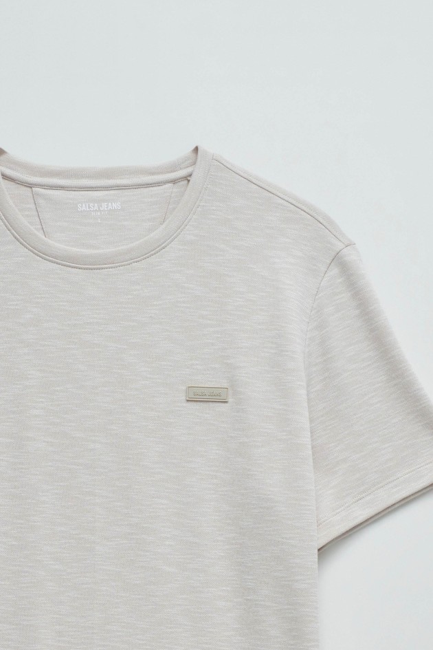 T-SHIRT MET MERKOPDRUK