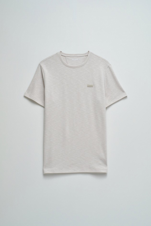 T-SHIRT MET MERKOPDRUK