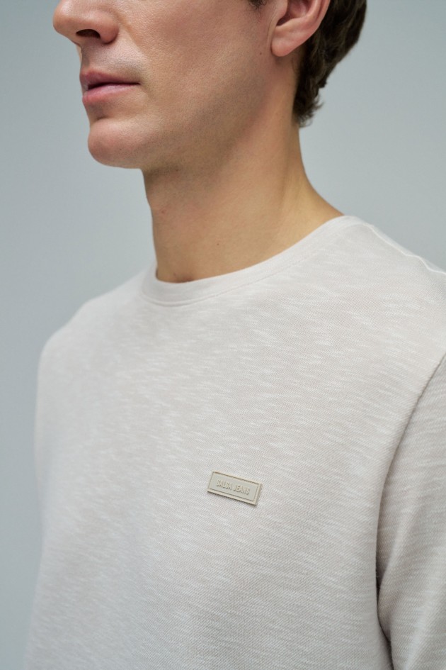 T-SHIRT MET MERKOPDRUK