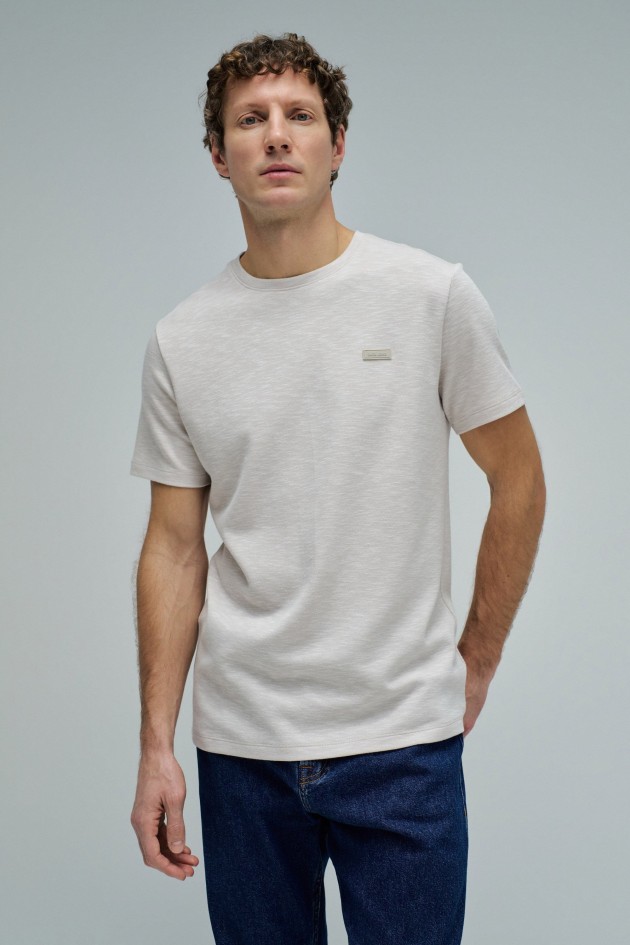 T-SHIRT MET MERKOPDRUK