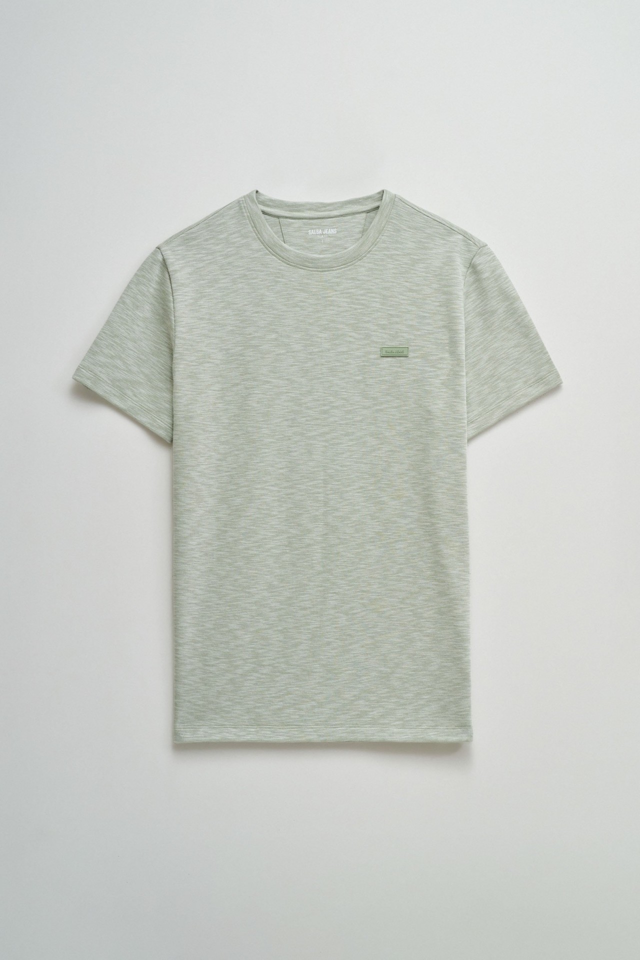 T-SHIRT MET MERKOPDRUK
