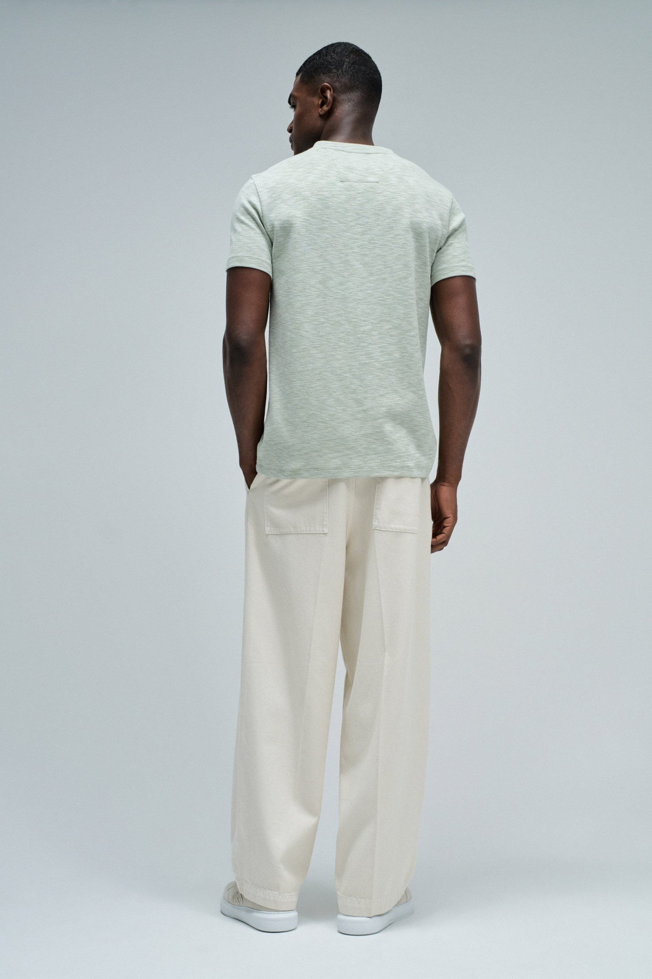 T-SHIRT MET MERKOPDRUK