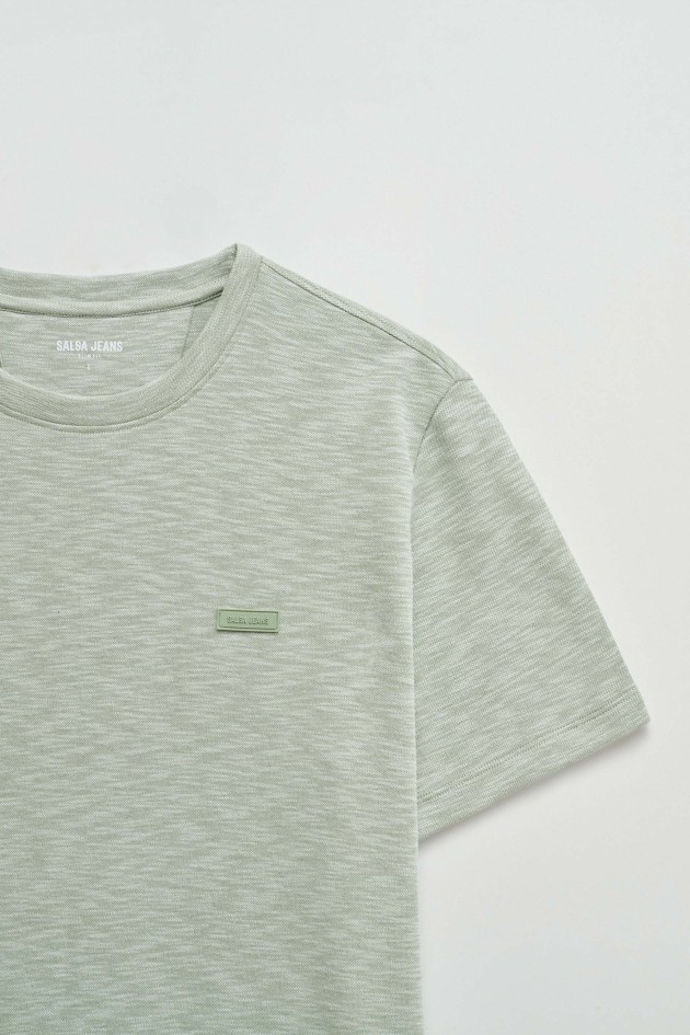 T-SHIRT MET MERKOPDRUK