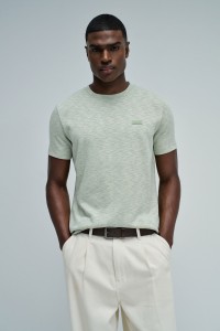 T-SHIRT MET MERKOPDRUK