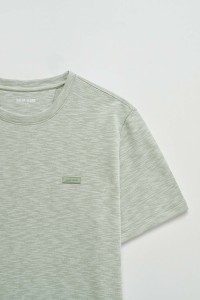 T-SHIRT MET MERKOPDRUK