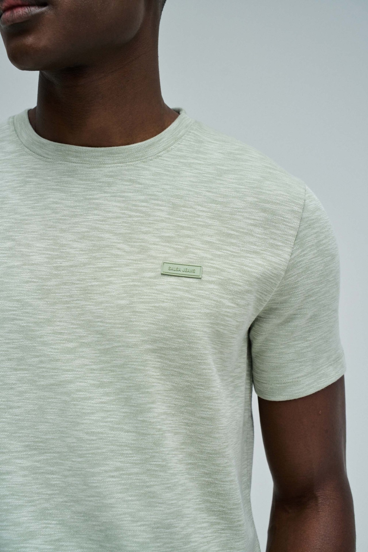 T-SHIRT MET MERKOPDRUK