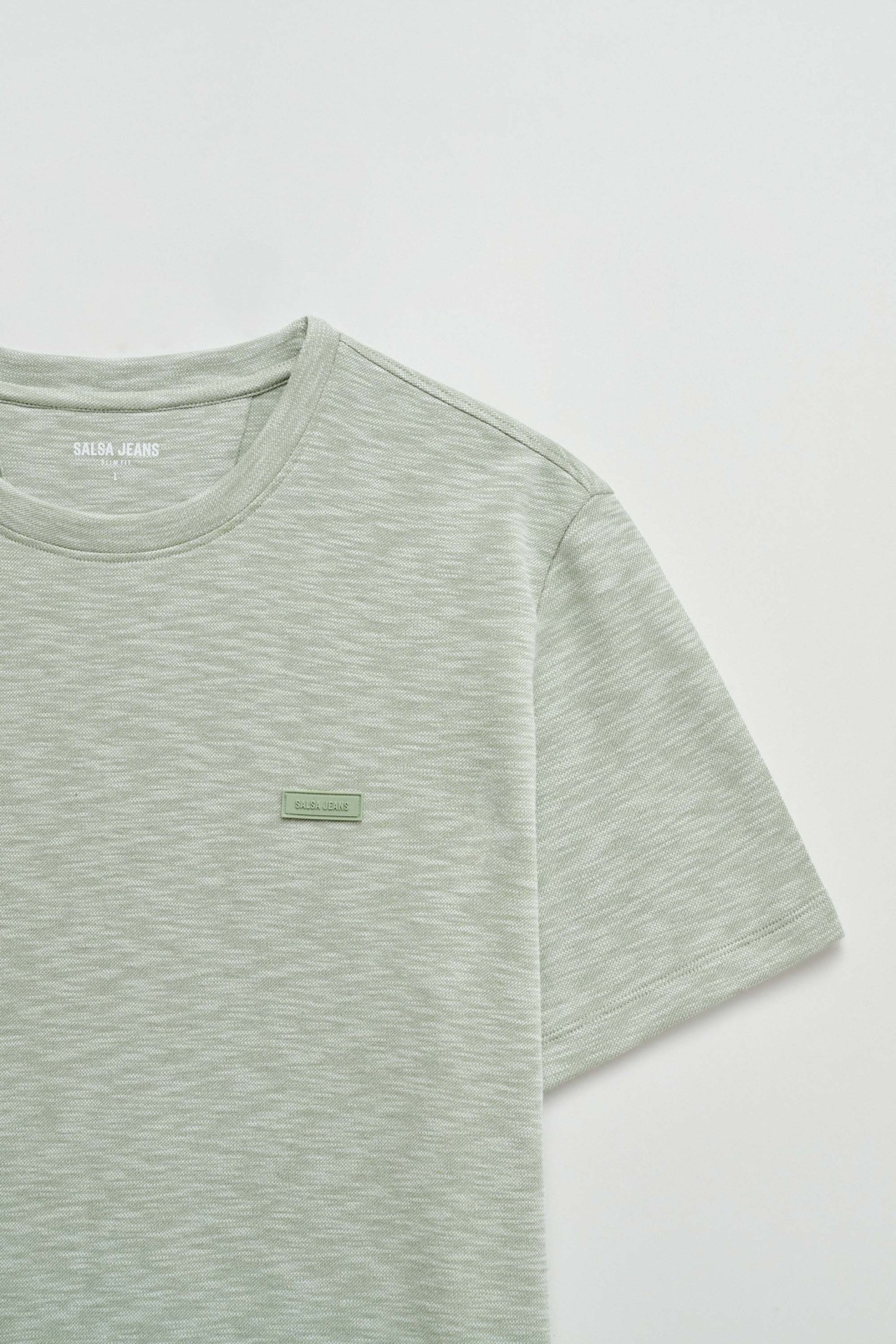 T-SHIRT MET MERKOPDRUK