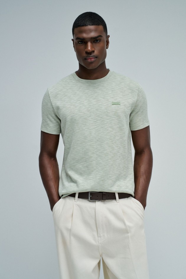 T-SHIRT MET MERKOPDRUK