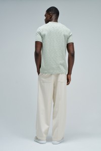 T-SHIRT MET MERKOPDRUK