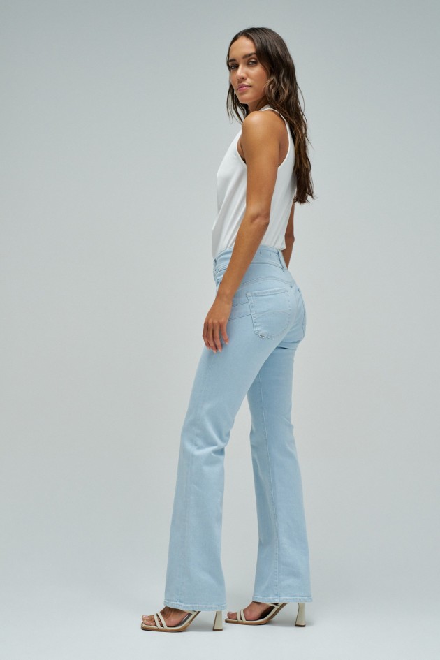 SECRET PUSH IN BOOTCUT JEANS