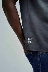 T-SHIRT MET DRUK EN MERKIDENTIFICATIE