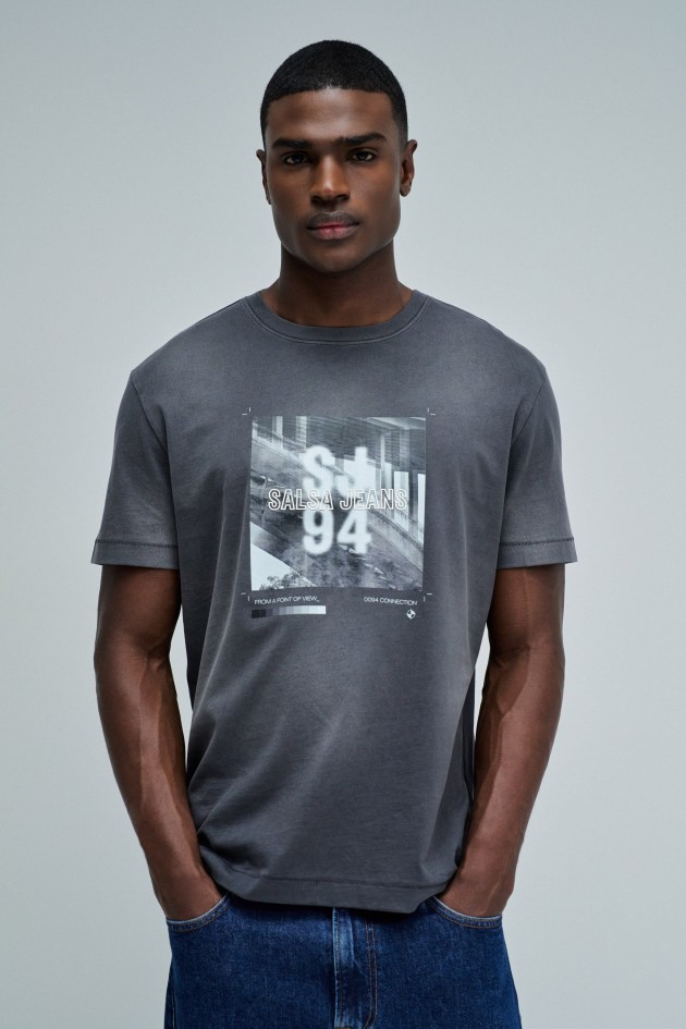 T-SHIRT COM ESTAMPADO E BRANDING