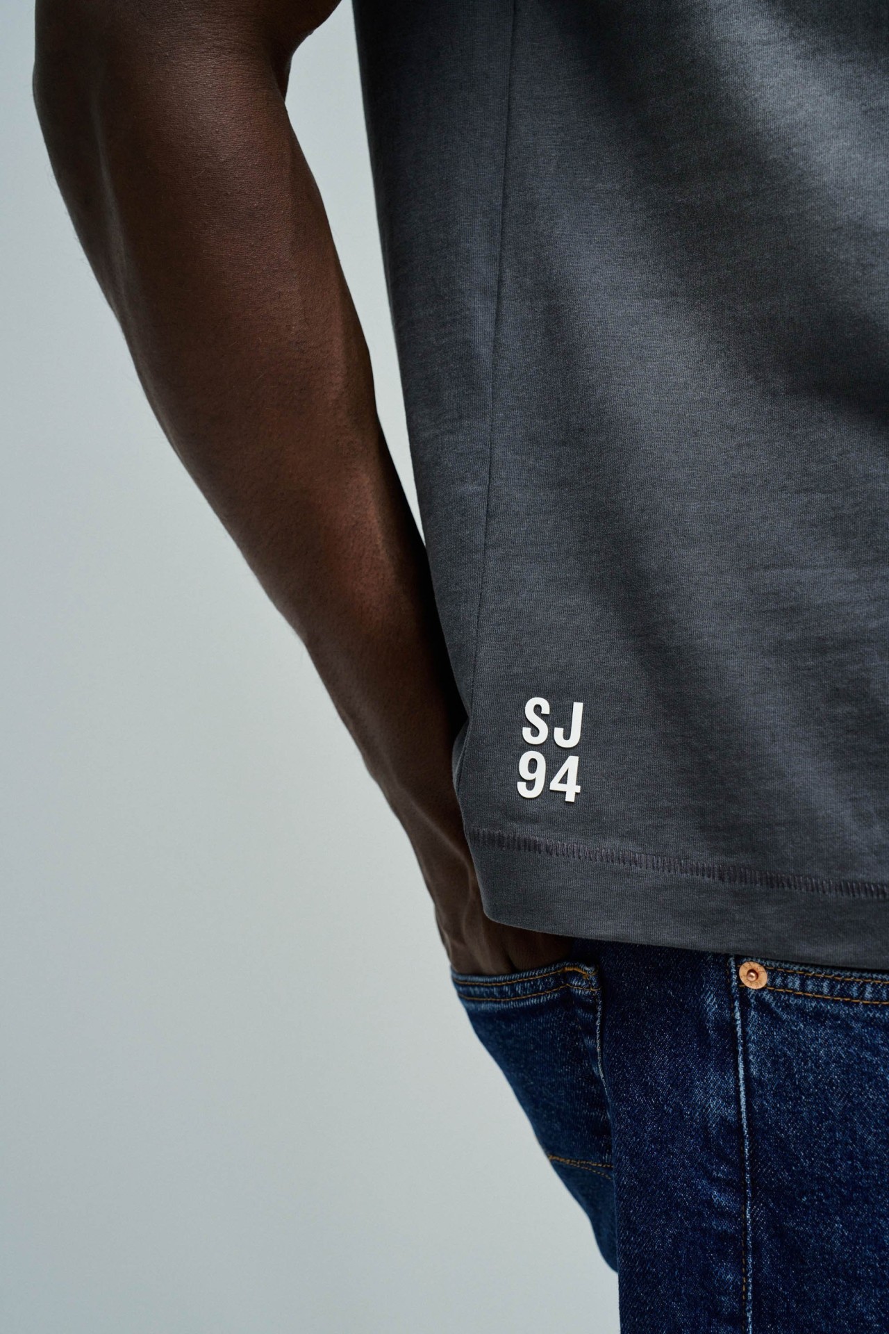 T-SHIRT MET DRUK EN MERKIDENTIFICATIE