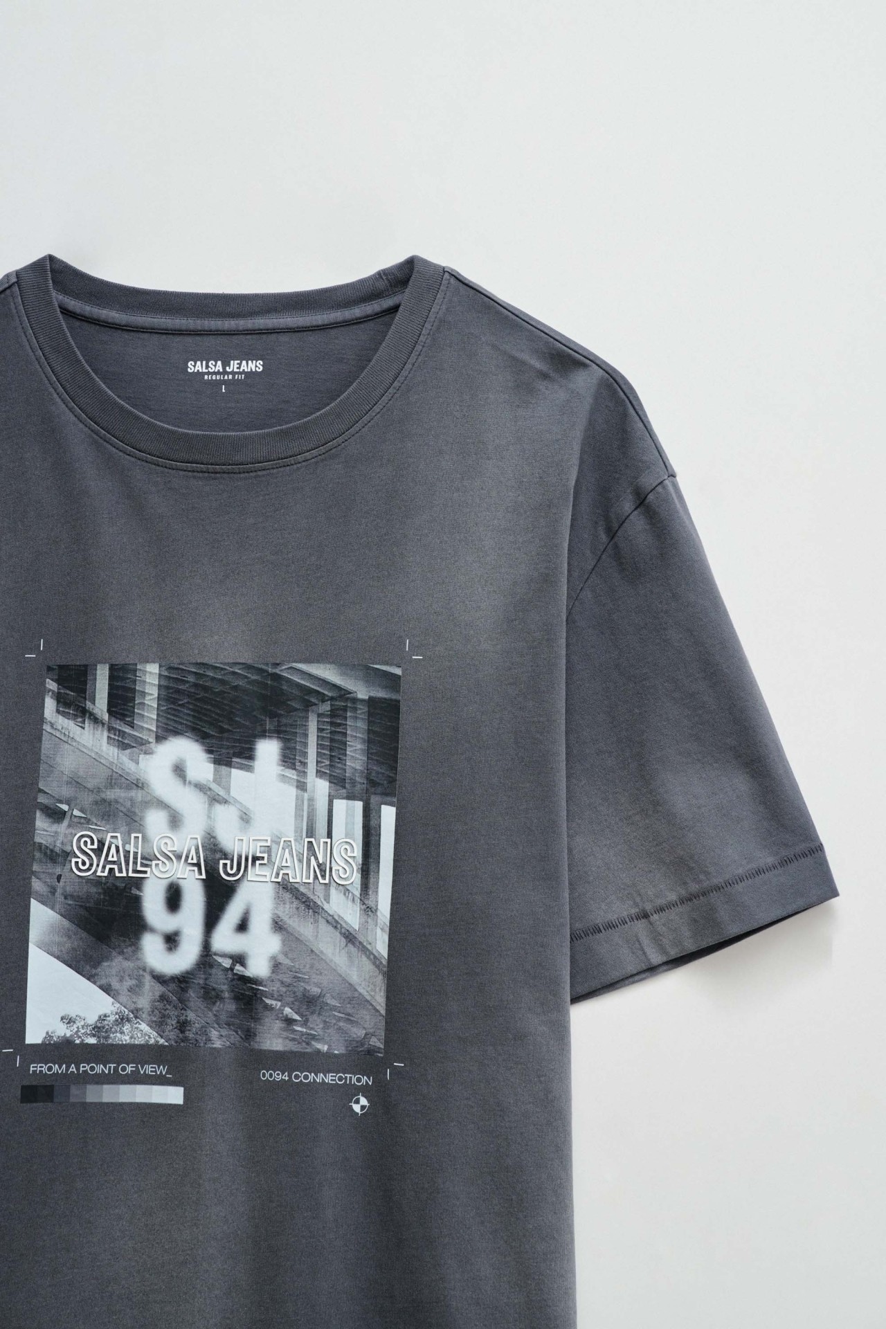 T-SHIRT MET DRUK EN MERKIDENTIFICATIE