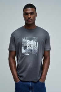 T-SHIRT MET DRUK EN MERKIDENTIFICATIE