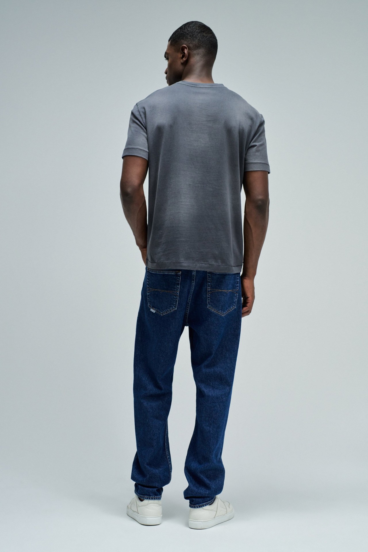 T-SHIRT MET DRUK EN MERKIDENTIFICATIE