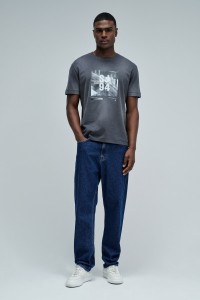 T-SHIRT MET DRUK EN MERKIDENTIFICATIE