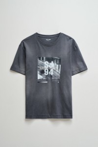 T-SHIRT MET DRUK EN MERKIDENTIFICATIE