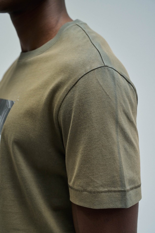 T-SHIRT MET DRUK EN MERKIDENTIFICATIE