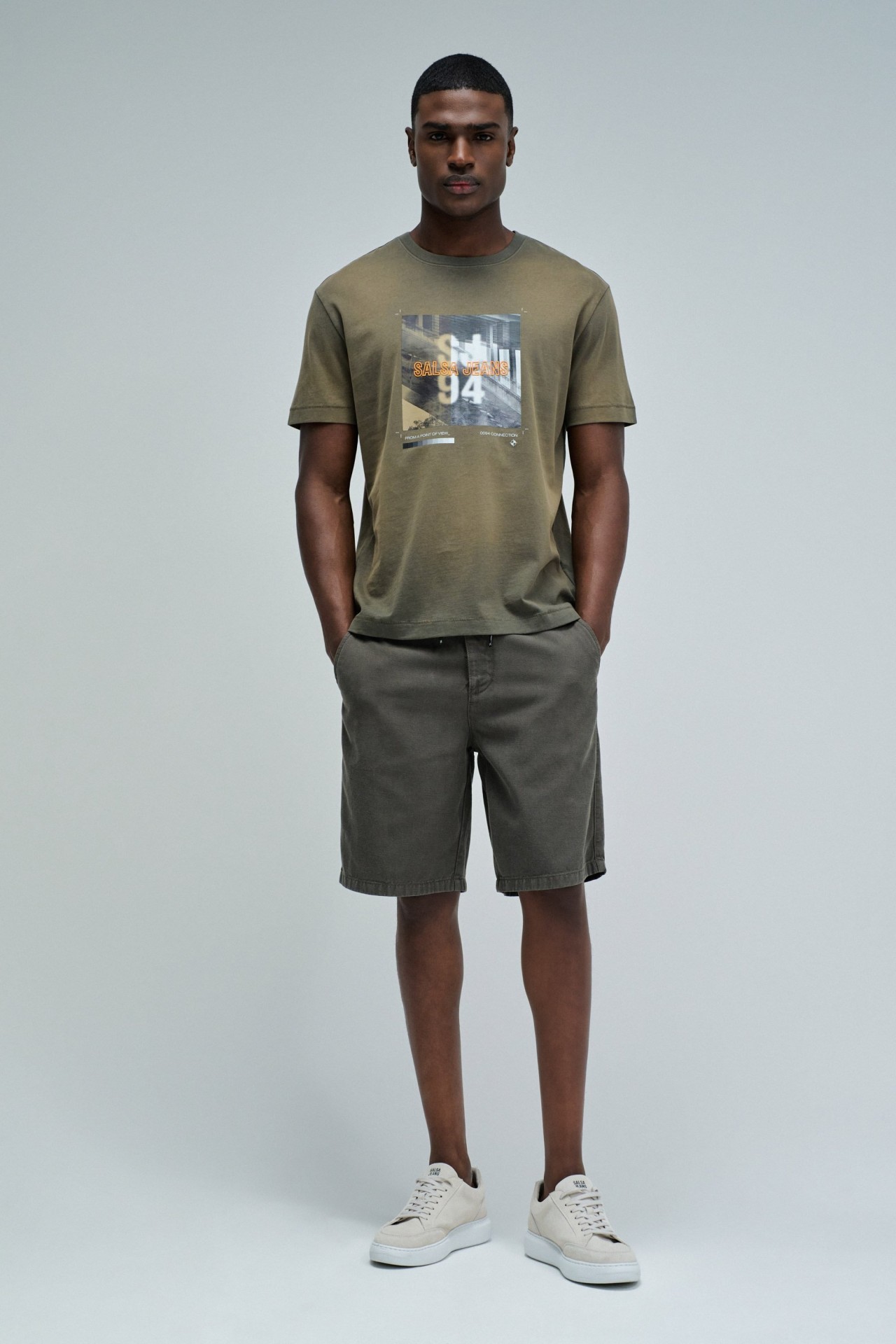 T-SHIRT CON ESTAMPADO Y BRANDING