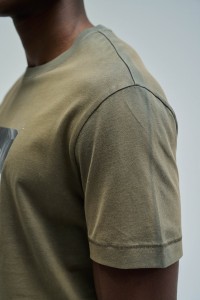 T-SHIRT MET DRUK EN MERKIDENTIFICATIE