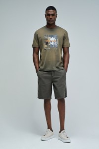 T-SHIRT MET DRUK EN MERKIDENTIFICATIE