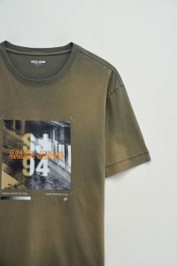 T-SHIRT MET DRUK EN MERKIDENTIFICATIE