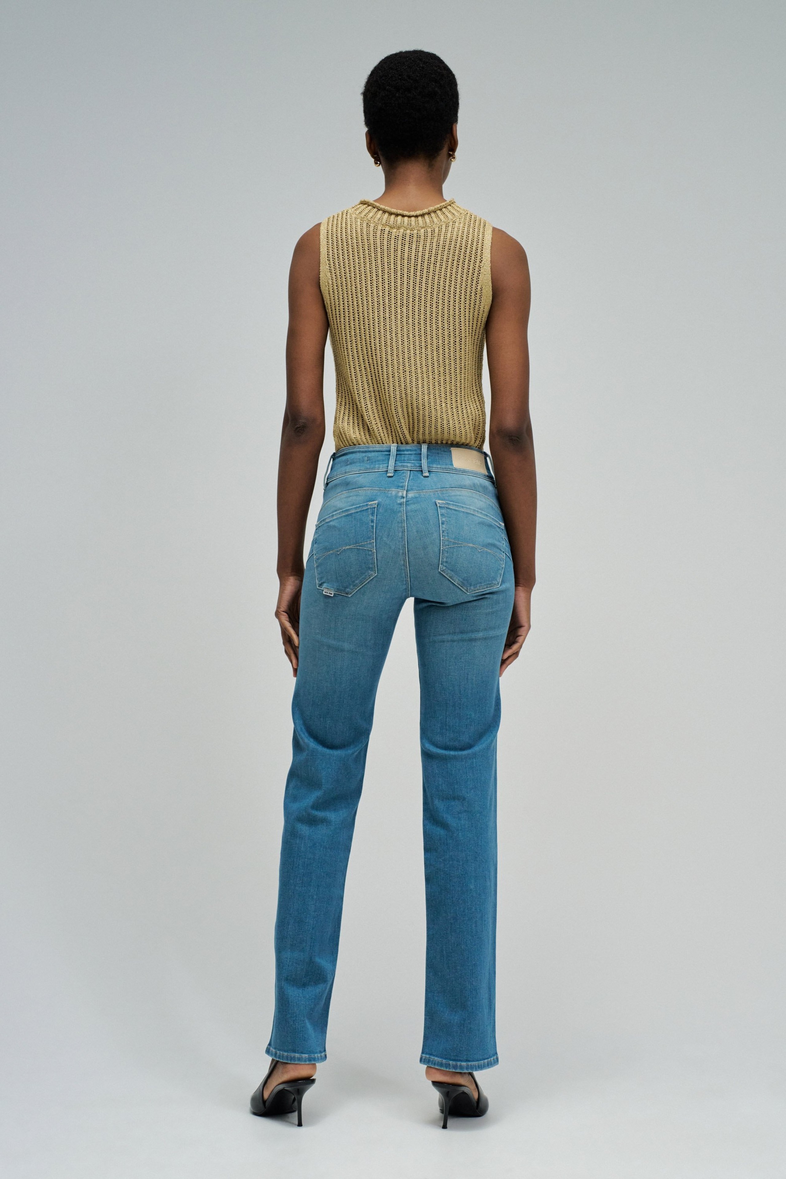 SECRET PUSH IN STRAIGHT JEANS
