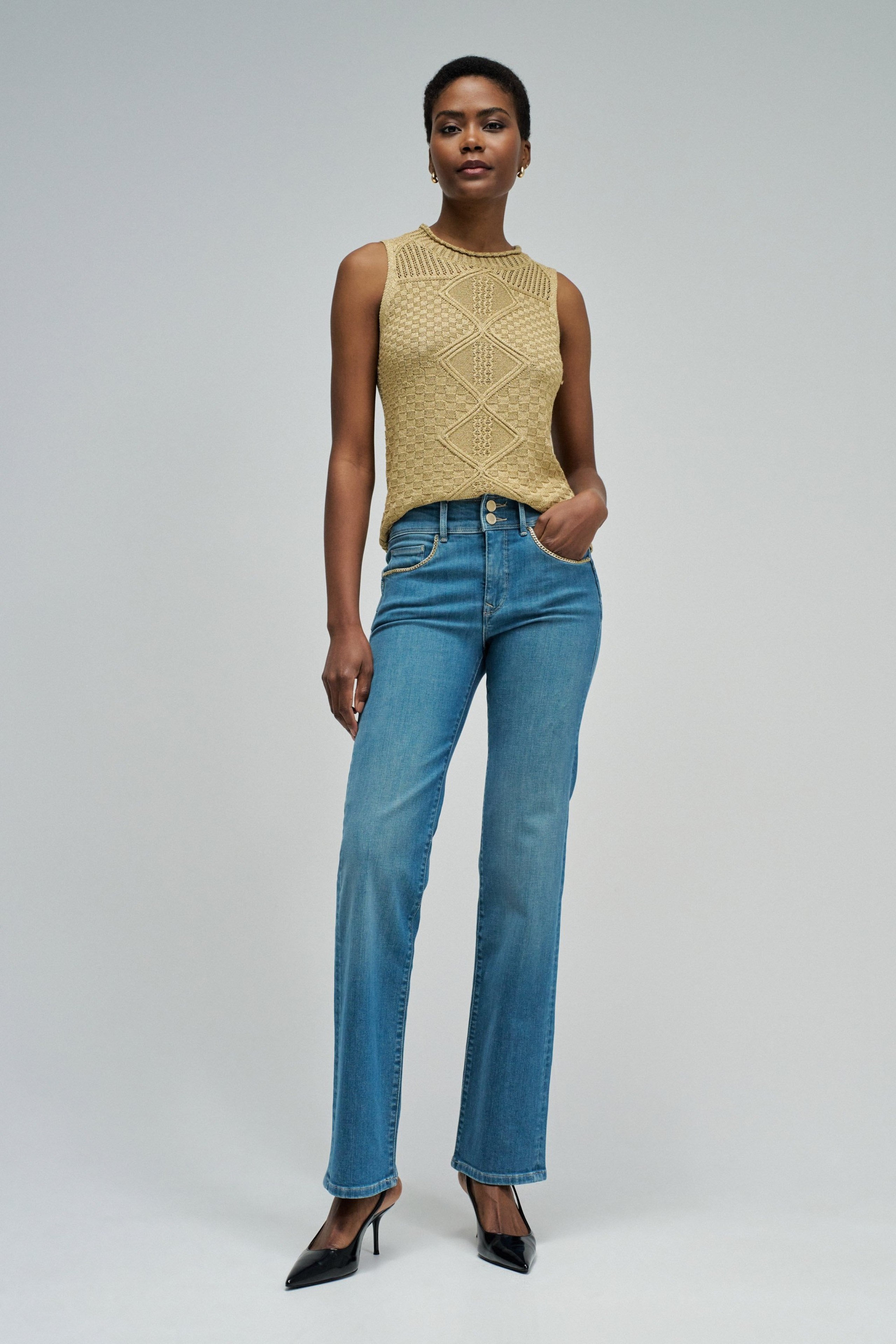 SECRET PUSH IN STRAIGHT JEANS