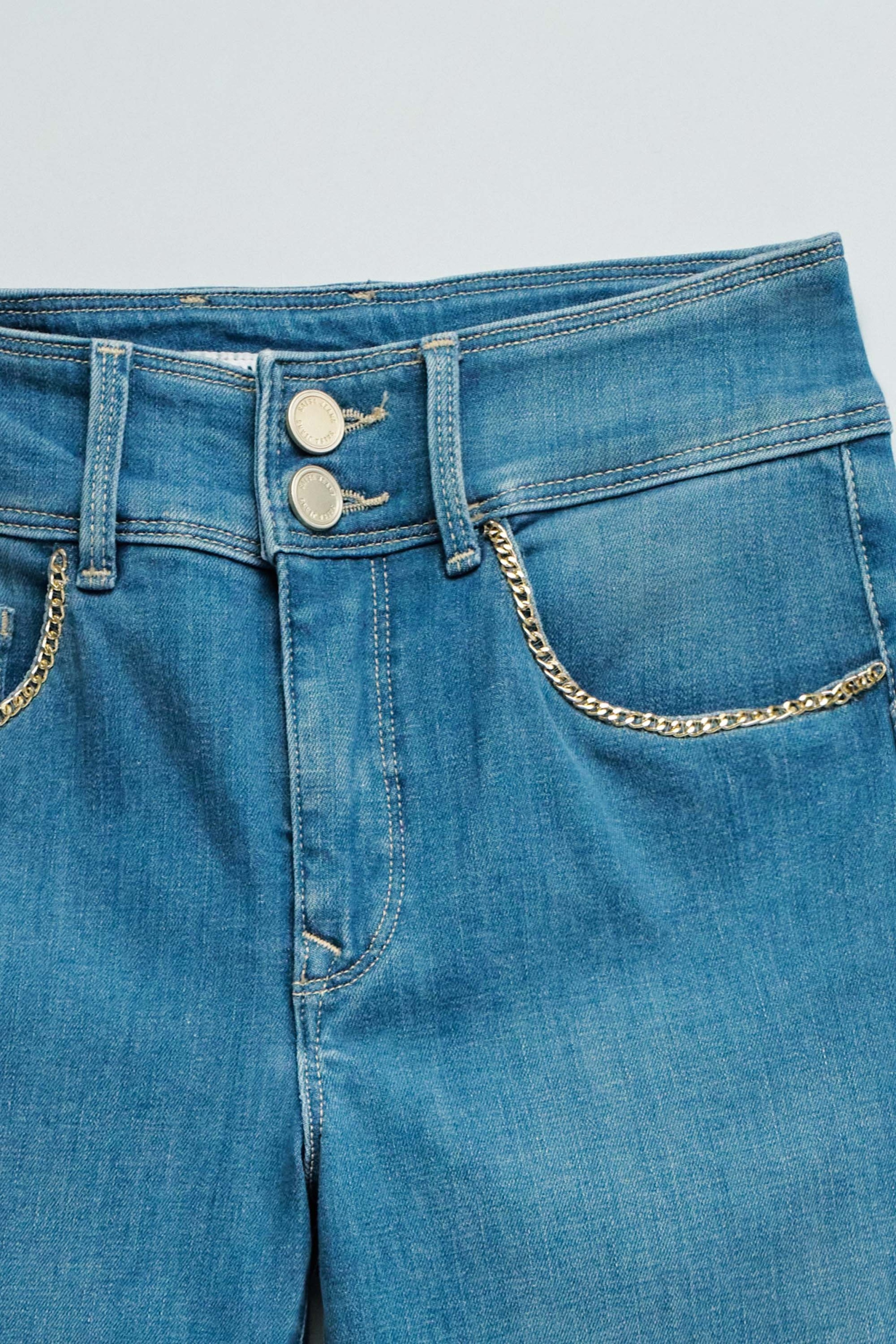 SECRET PUSH IN STRAIGHT JEANS