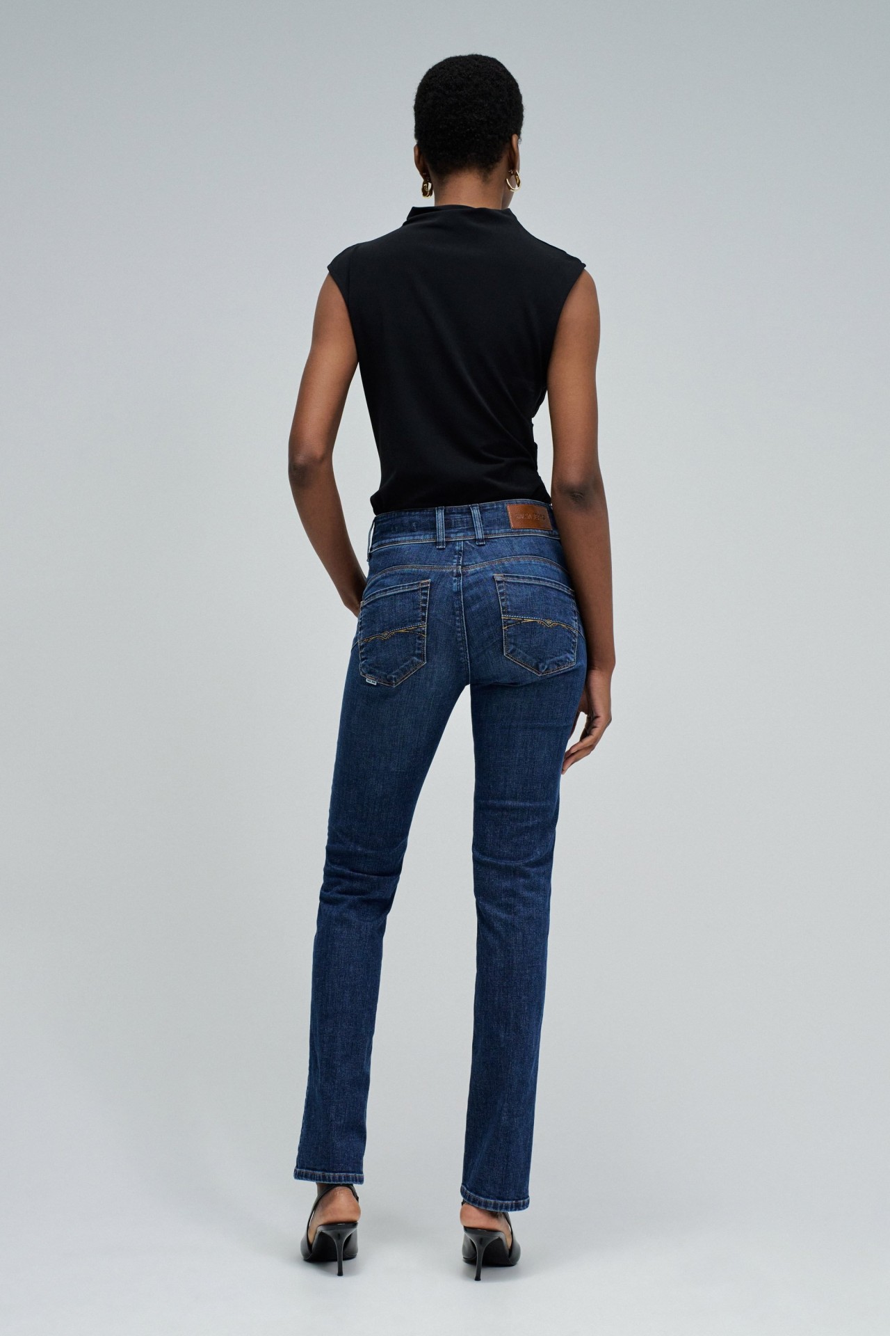 SECRET PUSH IN SLIM JEANS