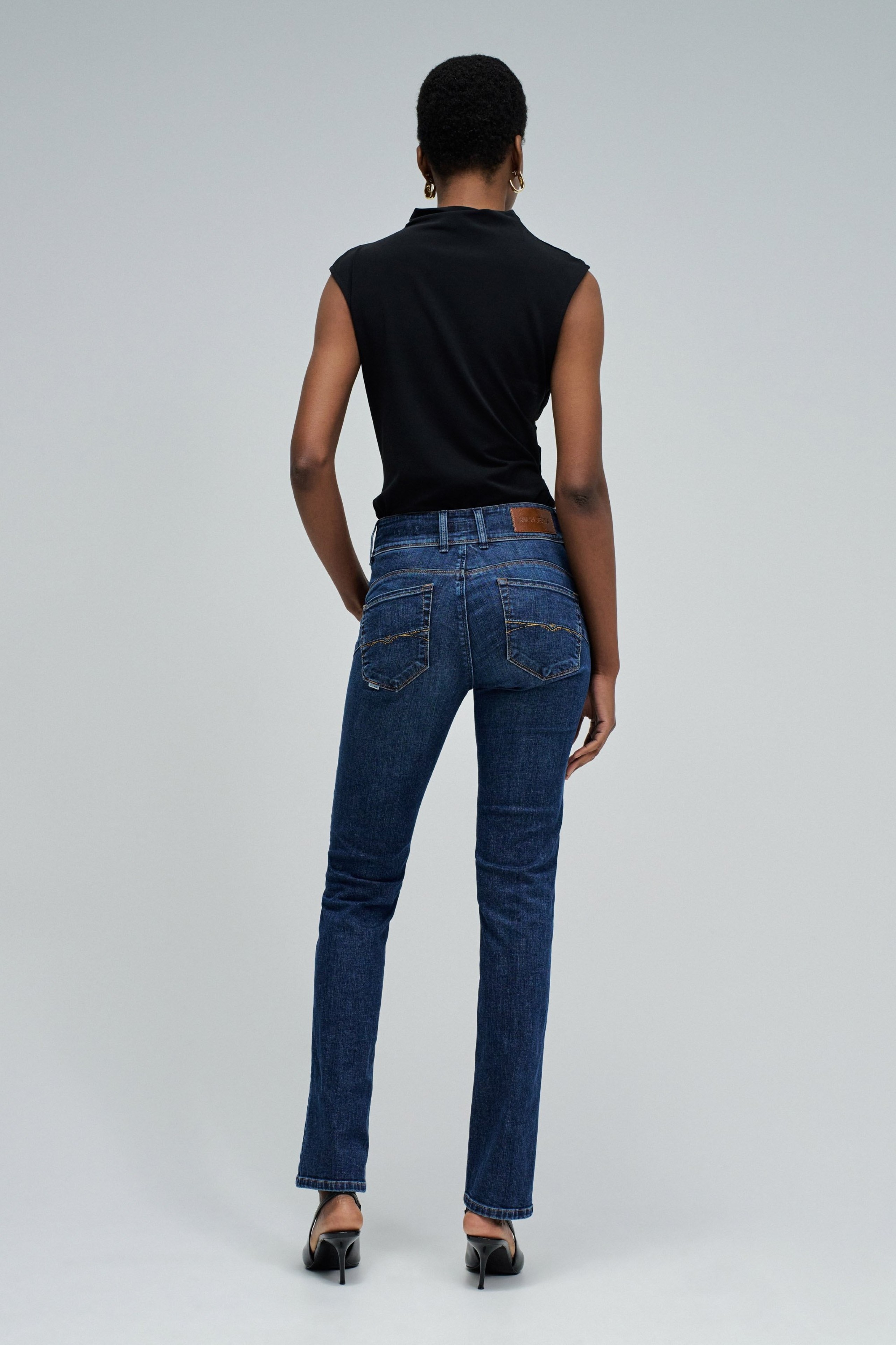 SECRET PUSH IN SLIM JEANS