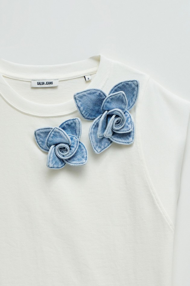 T-SHIRT COM APLIQUE FLORAL EM DENIM