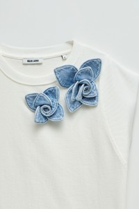 T-SHIRT MIT FLORALEN APPLIKATIONEN AUS DENIM