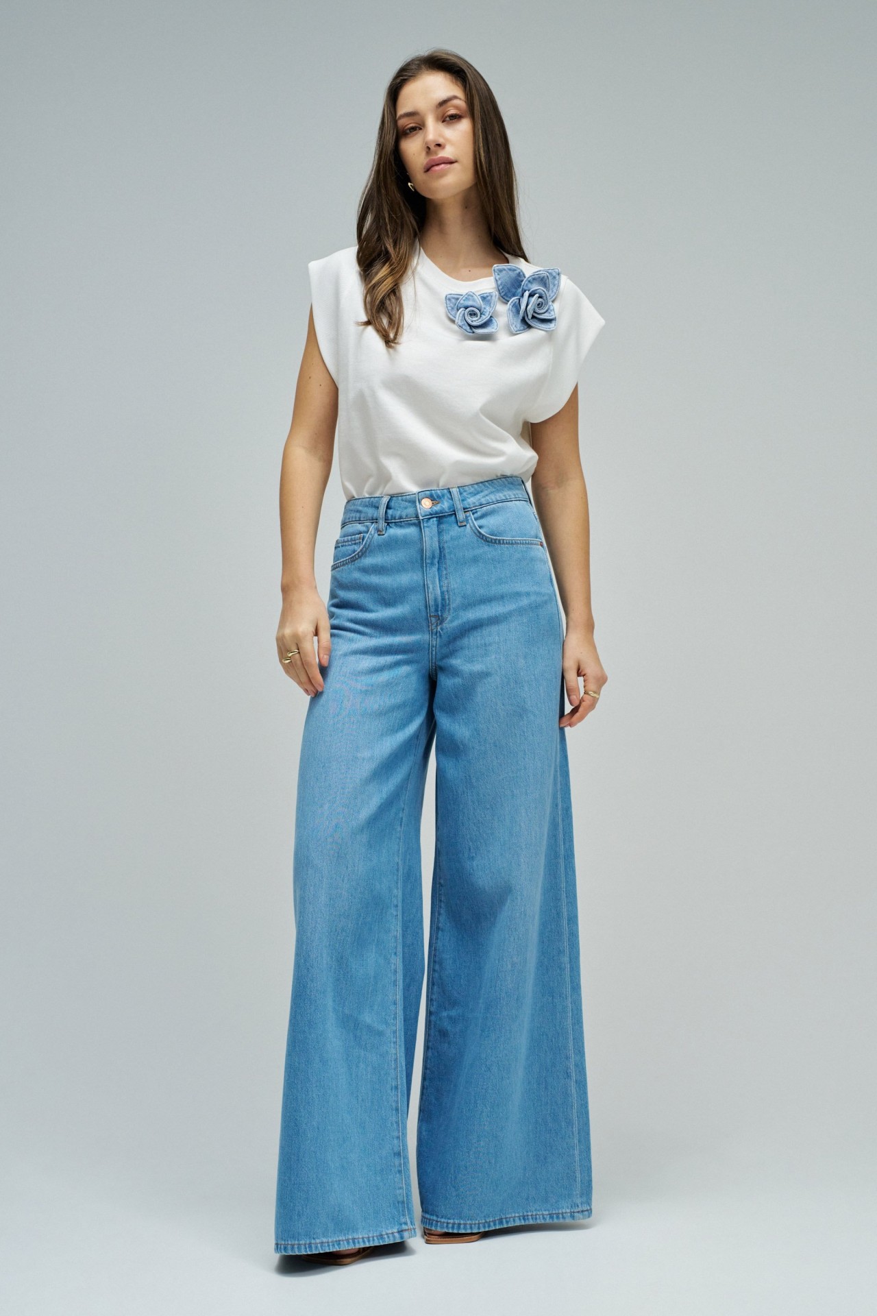 T-SHIRT MIT FLORALEN APPLIKATIONEN AUS DENIM