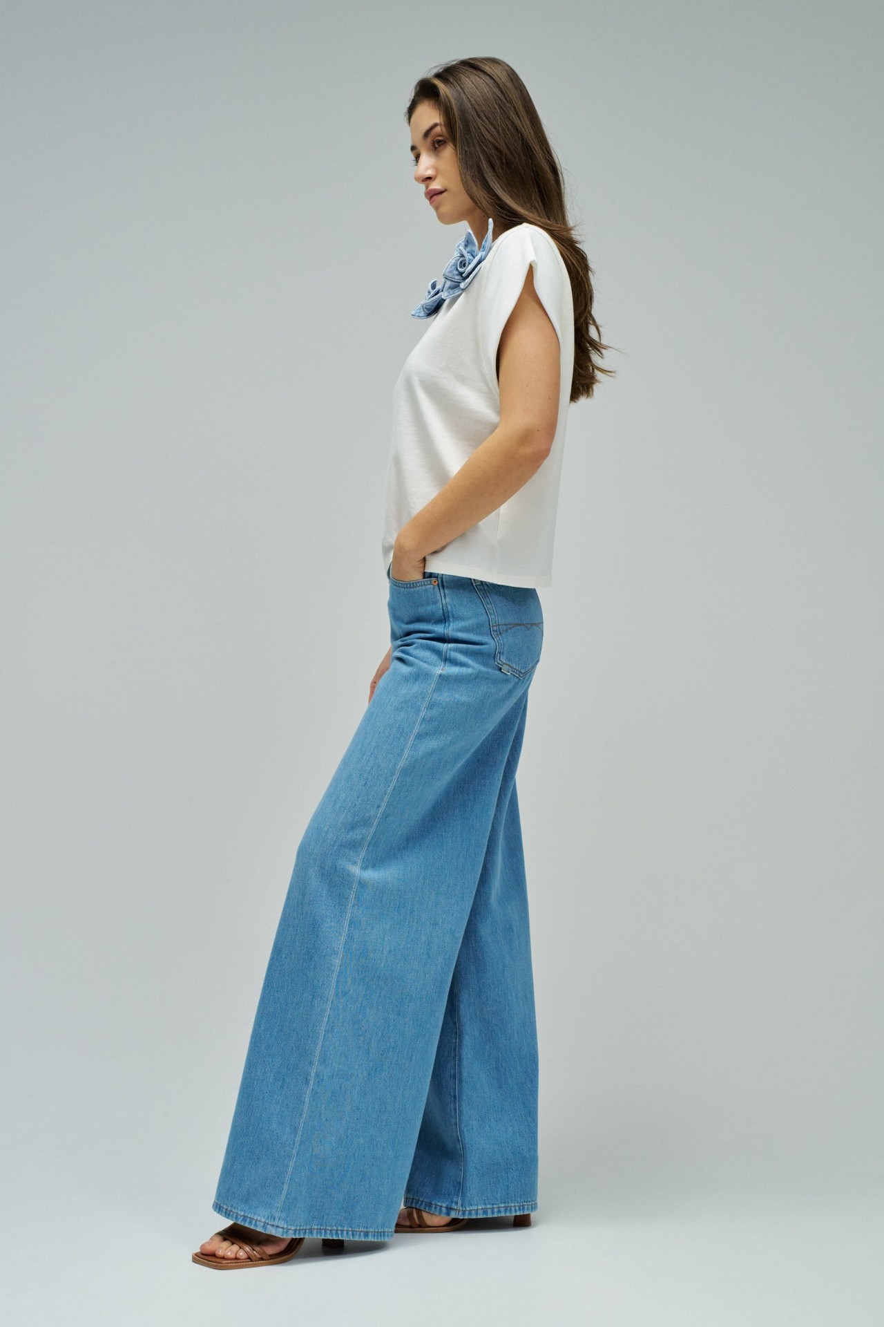T-SHIRT MIT FLORALEN APPLIKATIONEN AUS DENIM