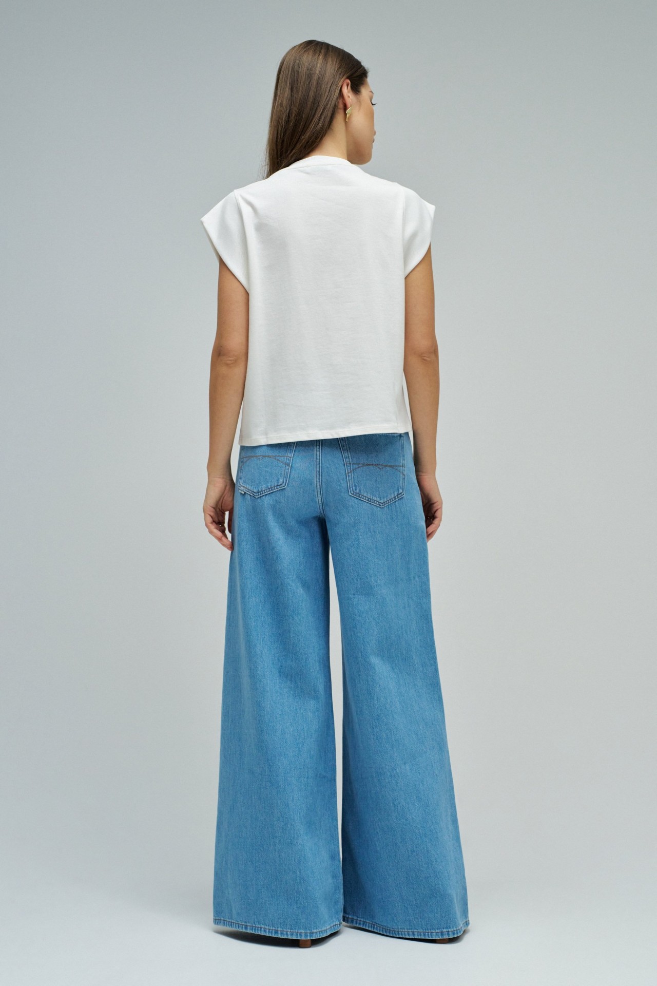 T-SHIRT MIT FLORALEN APPLIKATIONEN AUS DENIM