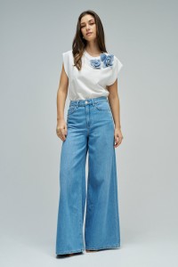 T-SHIRT MIT FLORALEN APPLIKATIONEN AUS DENIM
