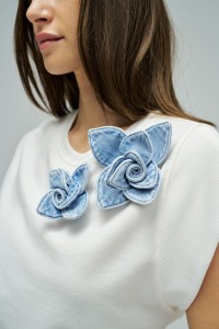 T-SHIRT MIT FLORALEN APPLIKATIONEN AUS DENIM