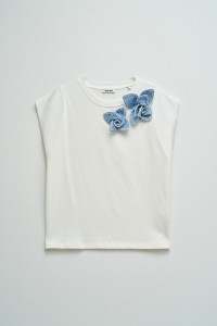 T-SHIRT MIT FLORALEN APPLIKATIONEN AUS DENIM