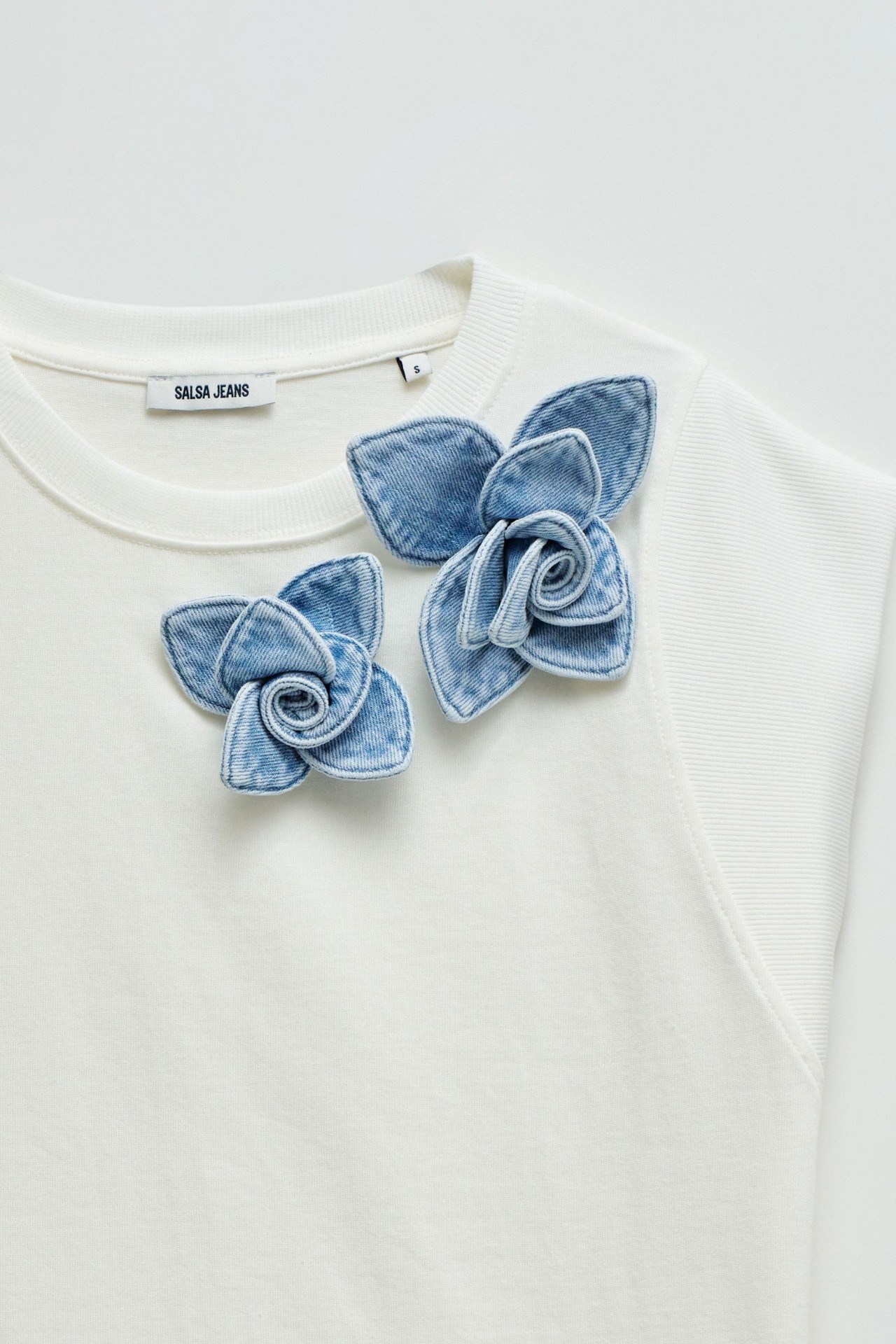 T-SHIRT MIT FLORALEN APPLIKATIONEN AUS DENIM