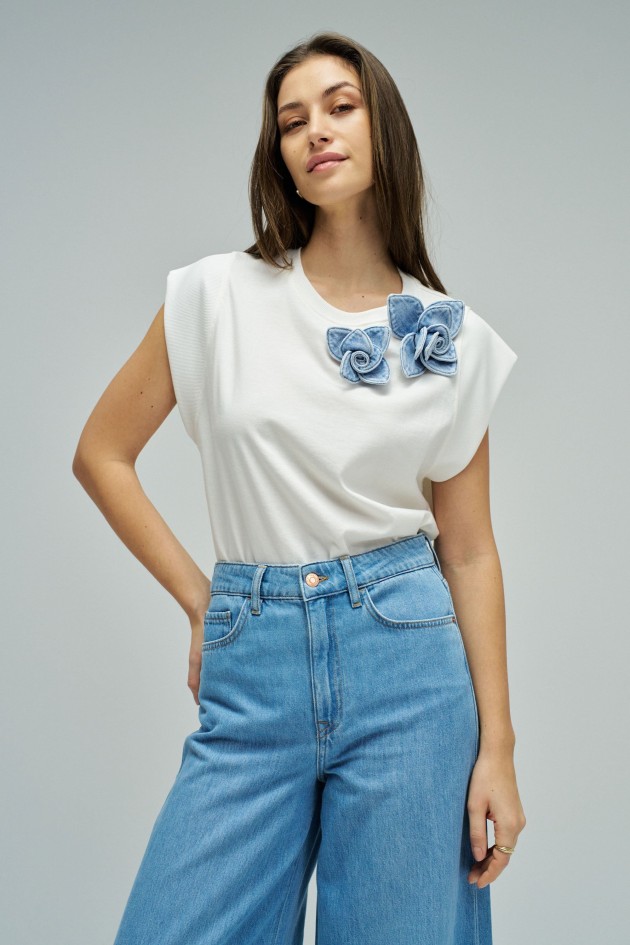 T-SHIRT MET BLOEMAPPLICATIE IN DENIM