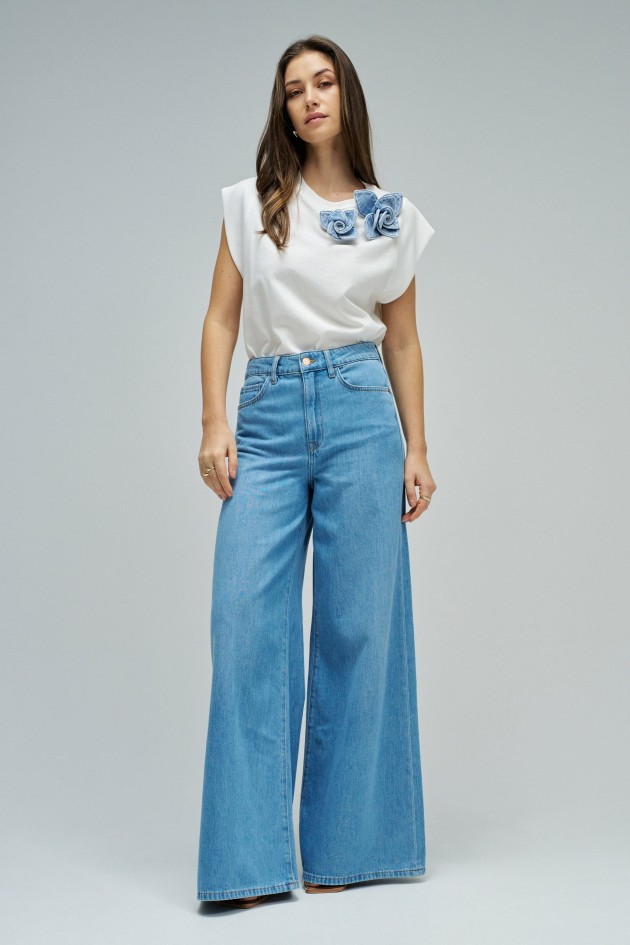 T-SHIRT COM APLIQUE FLORAL EM DENIM