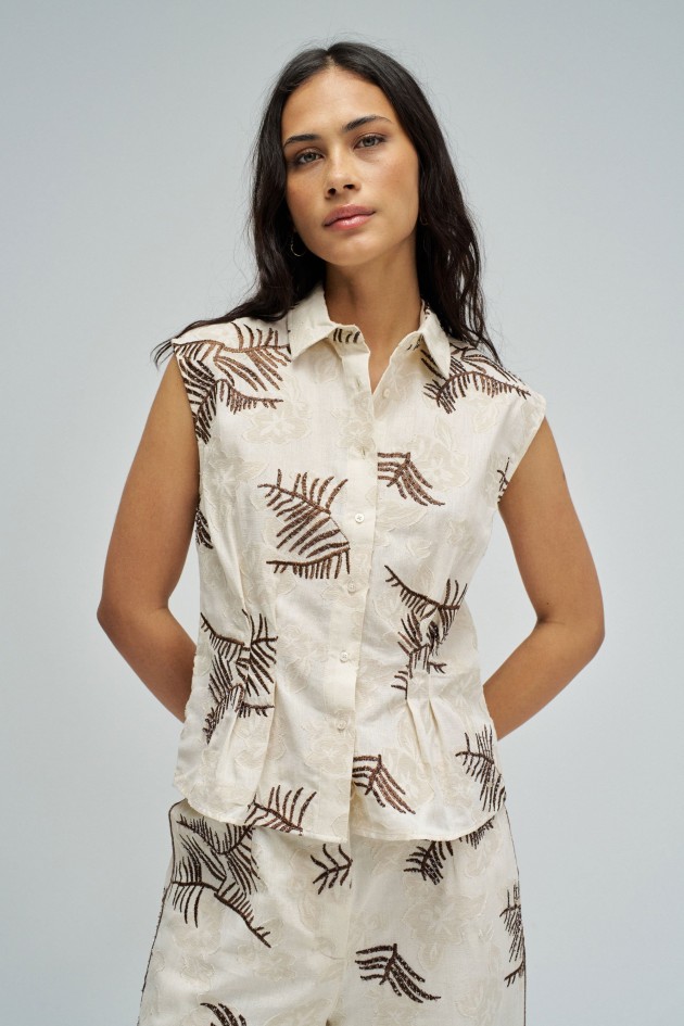 CAMISA COM BORDADOS