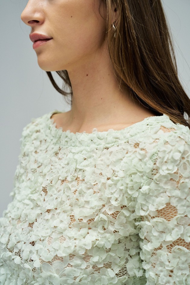 T-SHIRT TEXTURÉE AVEC DES FLEURS