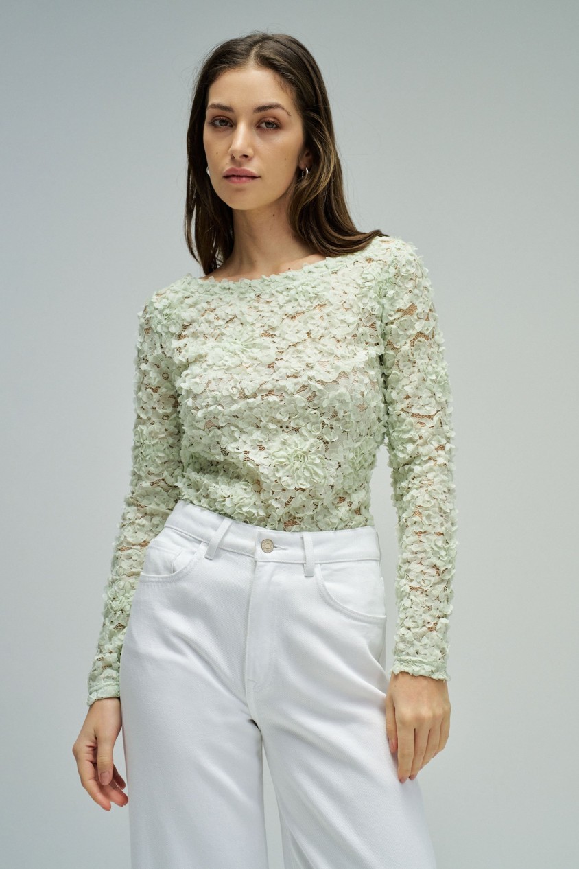 TEXTURED TOP WITH FLOWERS