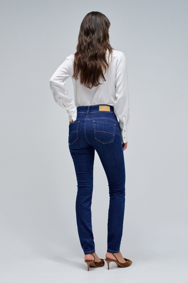 SECRET PUSH IN SKINNY JEANS