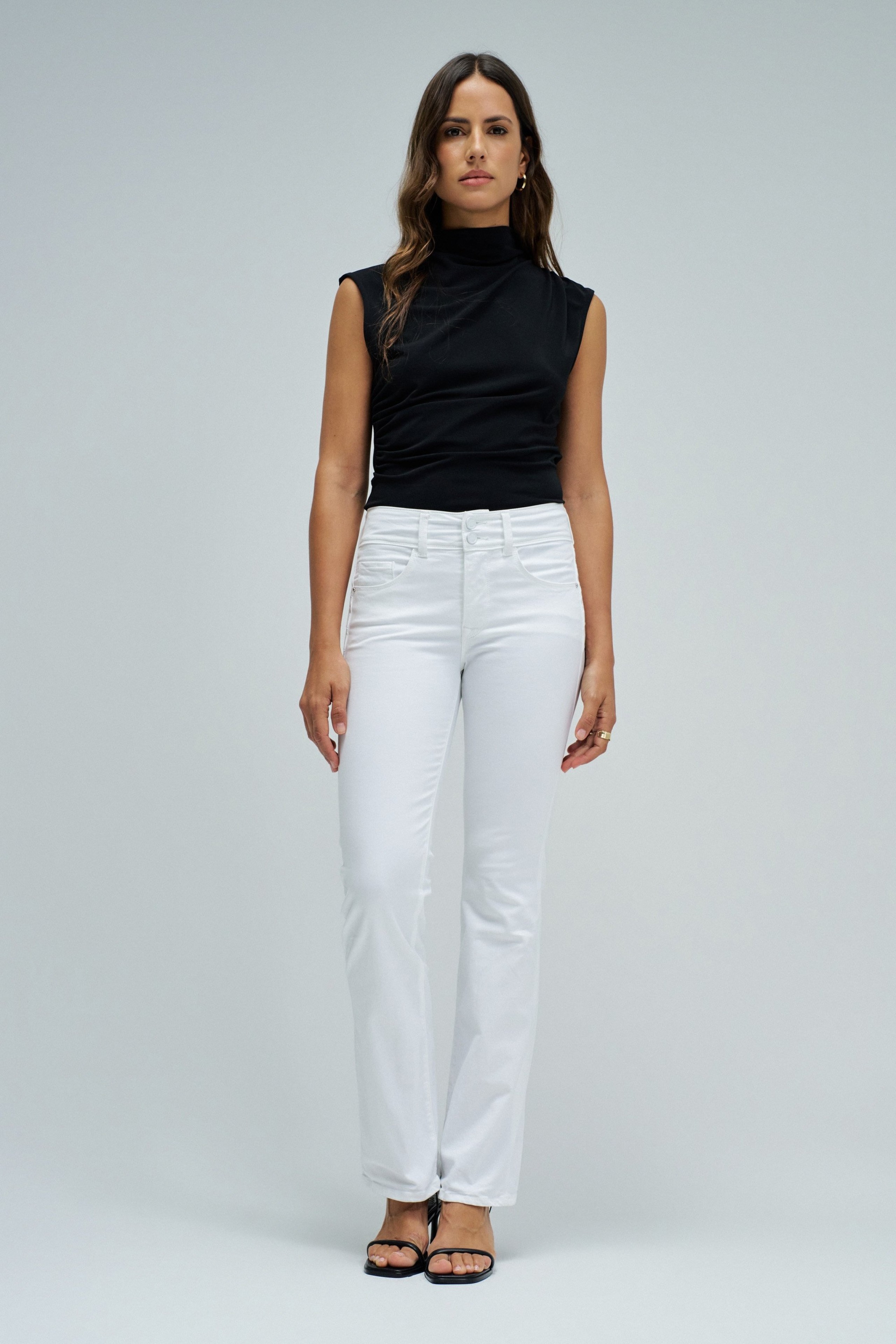 SECRET PUSH IN BOOTCUT JEANS