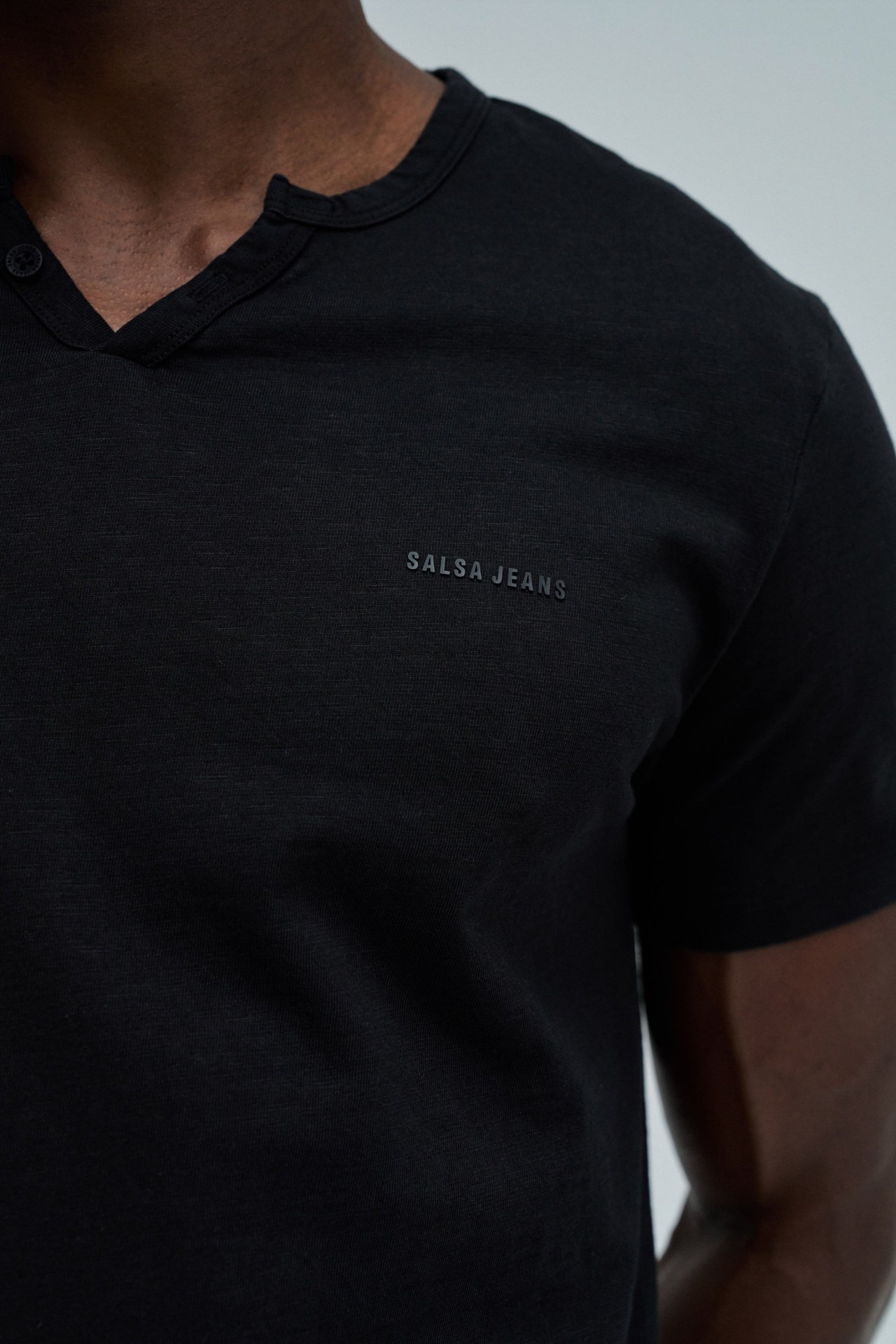 T-SHIRT MET MERKOPDRUK